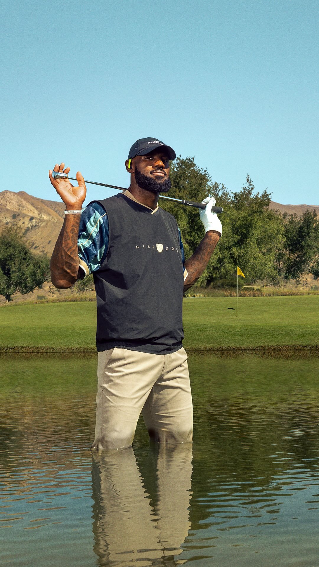 Correios employee at a counter